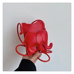 Détail macro du sac bandoulière éléphant rouge montrant les coutures et l'oreille en 3D