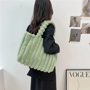 Sac fourre-tout vert clair en fausse fourrure matelassée avec bandoulière à pompons