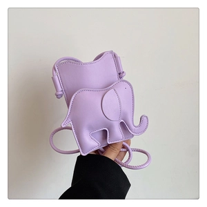 Gros plan du mini sac violet en forme d'éléphant avec détails de texture et couture