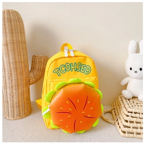 Détail du sac à dos enfant jaune style hamburger avec poches 3D colorées superposées