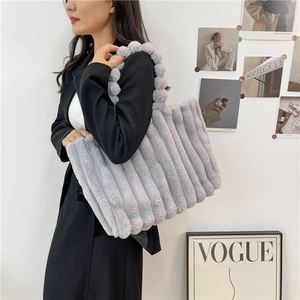 Sac fourre-tout gris en fausse fourrure à rayures avec poignées à boules douces