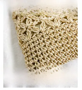 Gros plan détaillé du sac en paille tissé à la main avec motifs au crochet et doublure