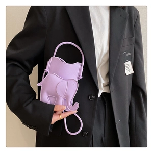 Vue détaillée du mini sac éléphant violet clair avec bandoulière porté par un mannequin