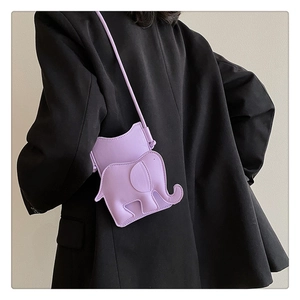 Détail d'un sac à bandoulière en cuir PU violet en forme d'éléphant avec fine lanière