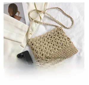 Présentation détaillée d'un sac en paille beige avec motif floral et texture tissée