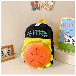 Détail de la poche 3D en forme de burger sur le sac à dos noir pour enfant brodé