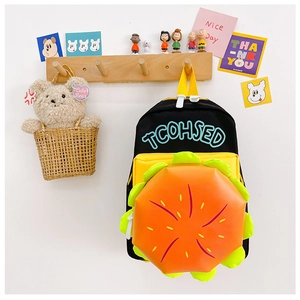 Détail du sac à dos enfant créatif en forme de burger avec motifs 3D et poignée jaune