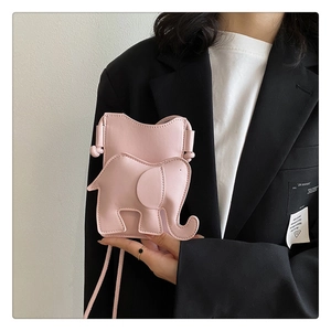 Vue détaillée du sac bandoulière en cuir PU rose en forme d'éléphant sur un mannequin