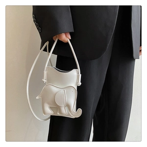 Détail du sac bandoulière blanc en forme d'éléphant avec oreilles et trompe 3D
