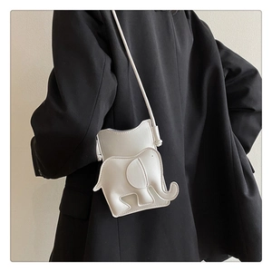 Détail du mini sac à bandoulière blanc en forme d'éléphant avec une bandoulière fine