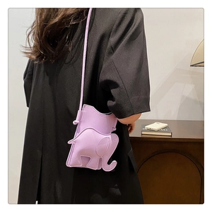Vue latérale d'un petit sac éléphant en cuir PU violet porté en bandoulière par un mannequin