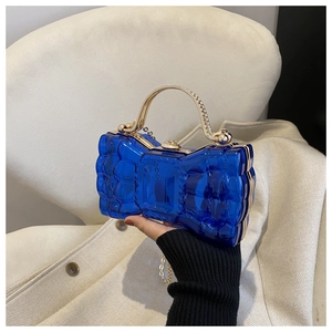 Détails du sac nœud en acrylique bleu avec poignée dorée et fine bandoulière chaîne
