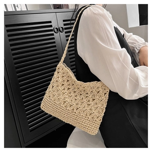 Vue détaillée du sac bandoulière fait main avec motifs de crochet ajourés élégants