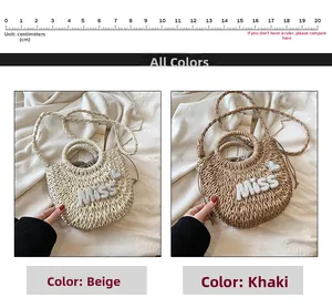 Détail de sacs en paille tressée beige et kaki avec décoration de perles et lettrage Miss