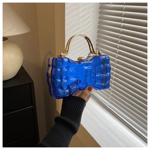 Détail d'une pochette de soirée en acrylique bleu marine avec poignée en métal doré