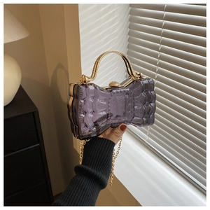 Détail du sac à main nœud en acrylique violet transparent avec poignée dorée chic