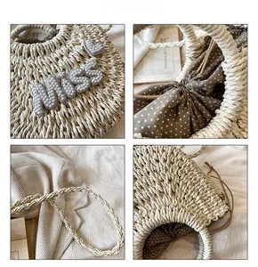 Détail du sac en paille avec lettrage perle miss, décor de cœur et doublure à pois