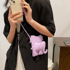 Sac à bandoulière mignon en forme d'éléphant violet clair porté par un mannequin élégant