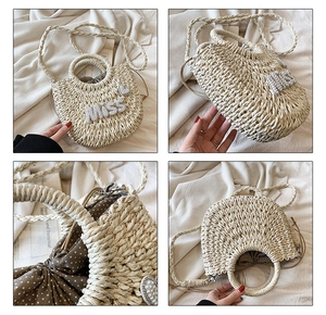 Détail du sac en paille avec lettrage Miss en perles et doublure marron à pois à cordon