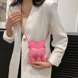 Mini sac bandoulière rose en forme d'éléphant en cuir PU porté sur un blazer blanc