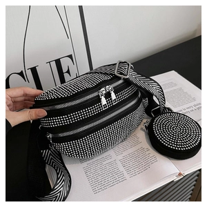 Modische schwarze Gürteltasche mit silbernen Strasssteinen und gemustertem Schultergurt