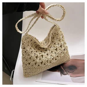Détail du sac en paille fait main avec motif étoilé évidé et fermeture éclair