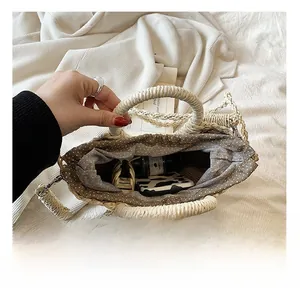 Vue intérieure d'un sac en paille beige montrant la doublure à pois et l'espace de rangement