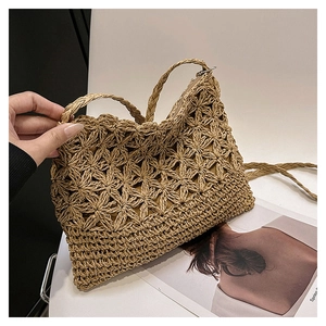 Détail du sac à bandoulière en paille fait main avec motifs de fleurs au crochet