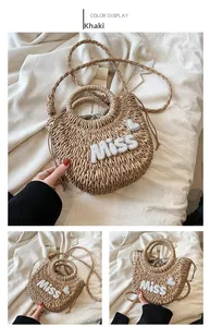 Détail d'un sac en paille fait main avec broderie Miss et doublure à pois marron