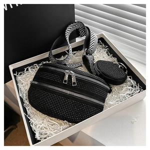 Detail der schwarzen Strass-Gürteltasche mit breitem Gurt und passendem Münzfach im Geschenkkarton
