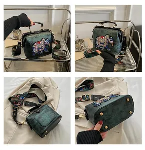 Détails de la broderie d'éléphant ethnique et pieds métalliques du sac docteur