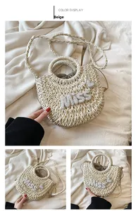 Détails du sac en paille avec lettrage MISS en perles et doublure à pois marron