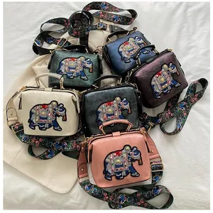 Vue détaillée de dessus des sacs de médecin ethniques avec broderie d'éléphants colorés