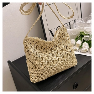 Gros plan sur le motif floral ajouré au crochet du sac à bandoulière tissé beige