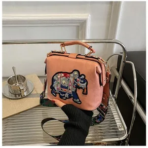 Sac docteur vintage rose avec broderie éléphant et bandoulière papillon large