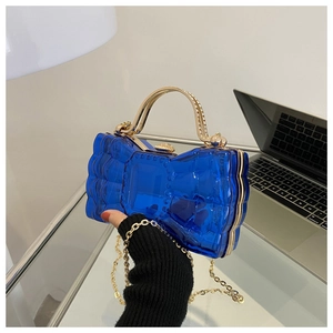 Gros plan d'un sac à main bleu transparent en acrylique avec poignées dorées