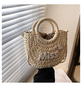 Détail du sac à main en paille avec lettrage perle Miss et doublure à pois coulissante