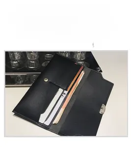 Détail intérieur d'un portefeuille noir long avec fentes pour cartes et compartiments