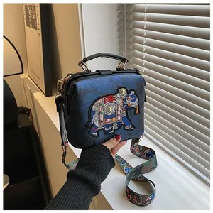 Détail du sac docteur vintage bleu foncé avec broderie éléphant et bandoulière