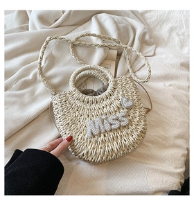 Détails du sac en paille tressée à la main avec lettrage perlé Miss et décor de cœur