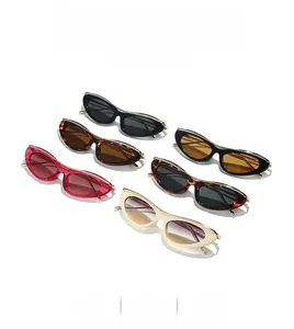 Vista piatta di sei occhiali da sole cat-eye in vari colori con stanghette metalliche
