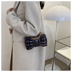 Pochette de soirée en forme de nœud violet foncé avec poignées en cristal et chaîne