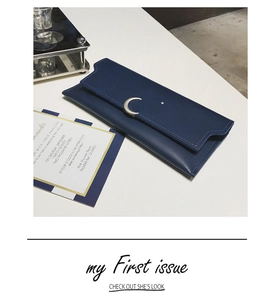 Détail du portefeuille en cuir bleu marine avec boucle lune argent et motif étoiles