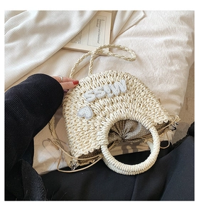 Détail du sac en paille beige avec cœur en perles SEW et doublure à pois