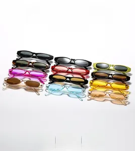 Vue à plat de petites lunettes de soleil ovales en plusieurs couleurs vives et léopard