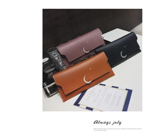 Trois portefeuilles longs en cuir violet, noir et beige avec boucles lune et étoile