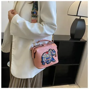 Sac docteur rose brodé éléphant avec large bandoulière fleurie porté sur mannequin