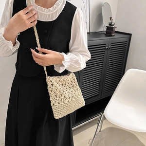 Sac à bandoulière tressé à la main avec motif floral évidé et sangle en maille beige