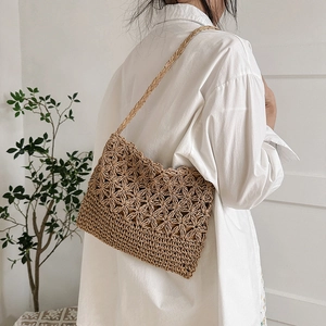 Sac bandoulière en paille fait main pour femme avec motifs floraux au crochet élégants