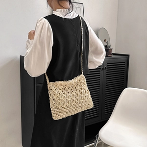 Sac à bandoulière en paille tissé à la main avec motif floral évidé de style plage